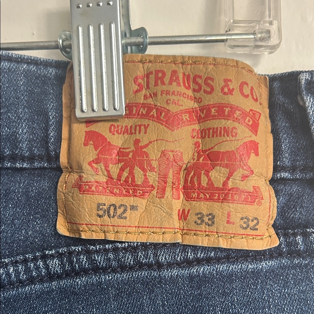 Levi's faded dark blue jeans 33x32 preloved.